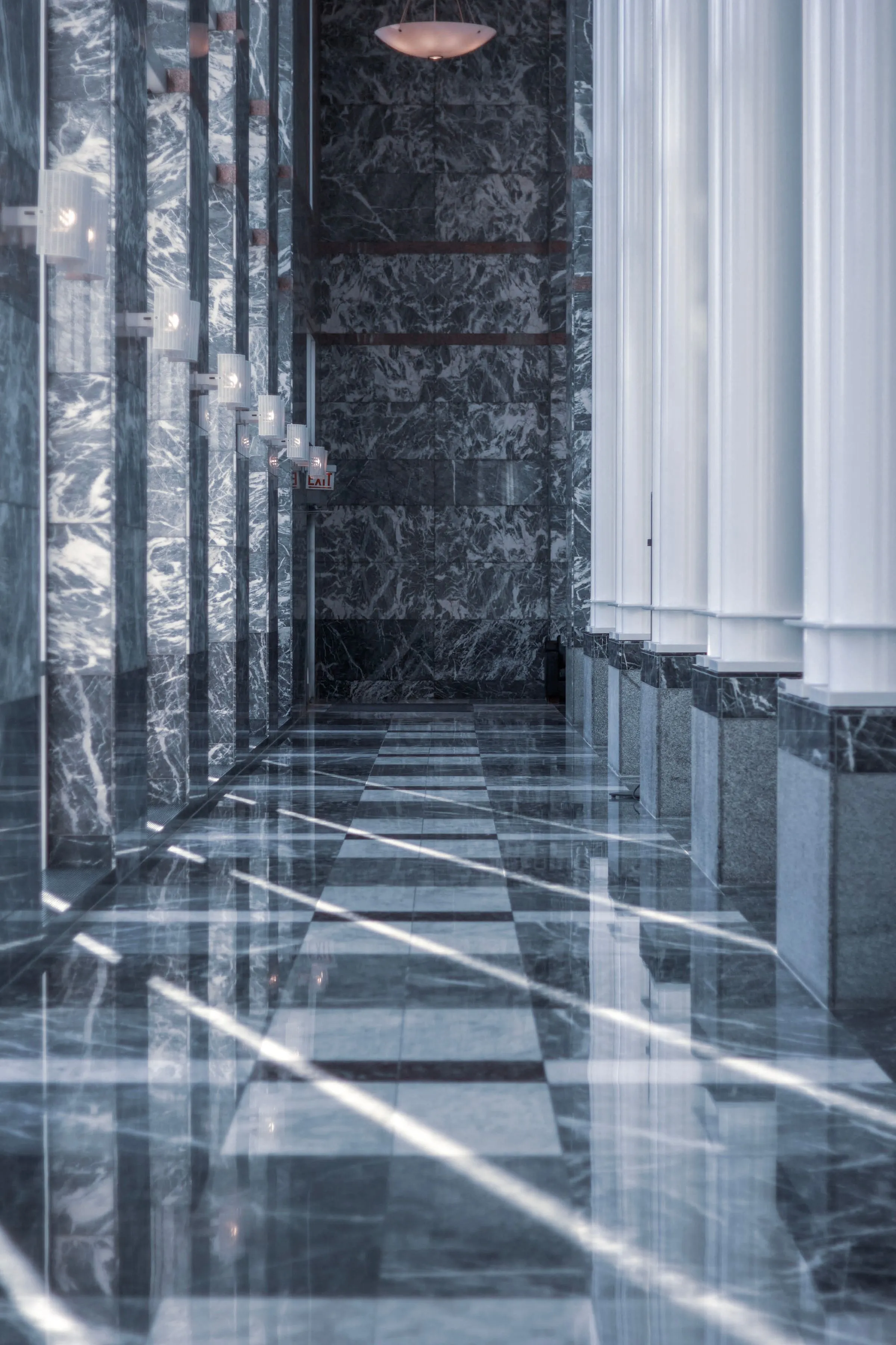 Corridoio con pavimento in marmo lucidato a specchio che riflette la luce